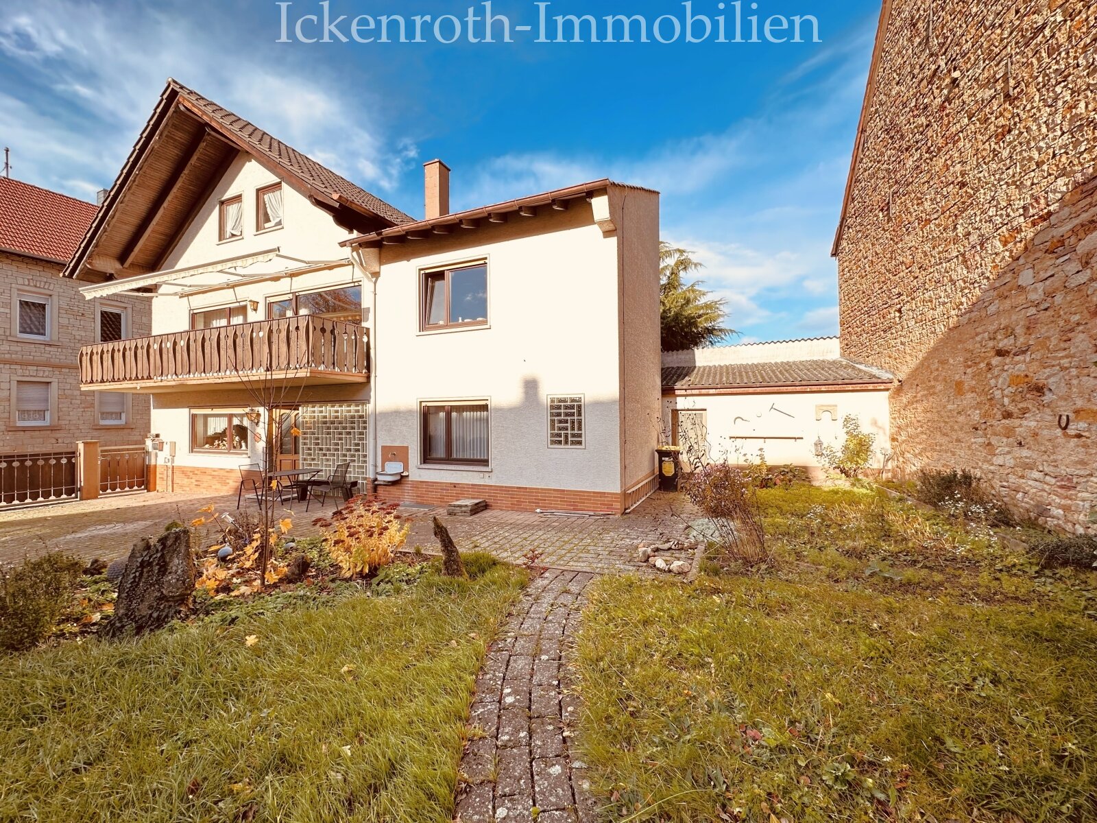 **Freistehendes 1-2 Familienhaus in ruhiger Lage mit Gartenfläche und Ausbaumöglickeit**