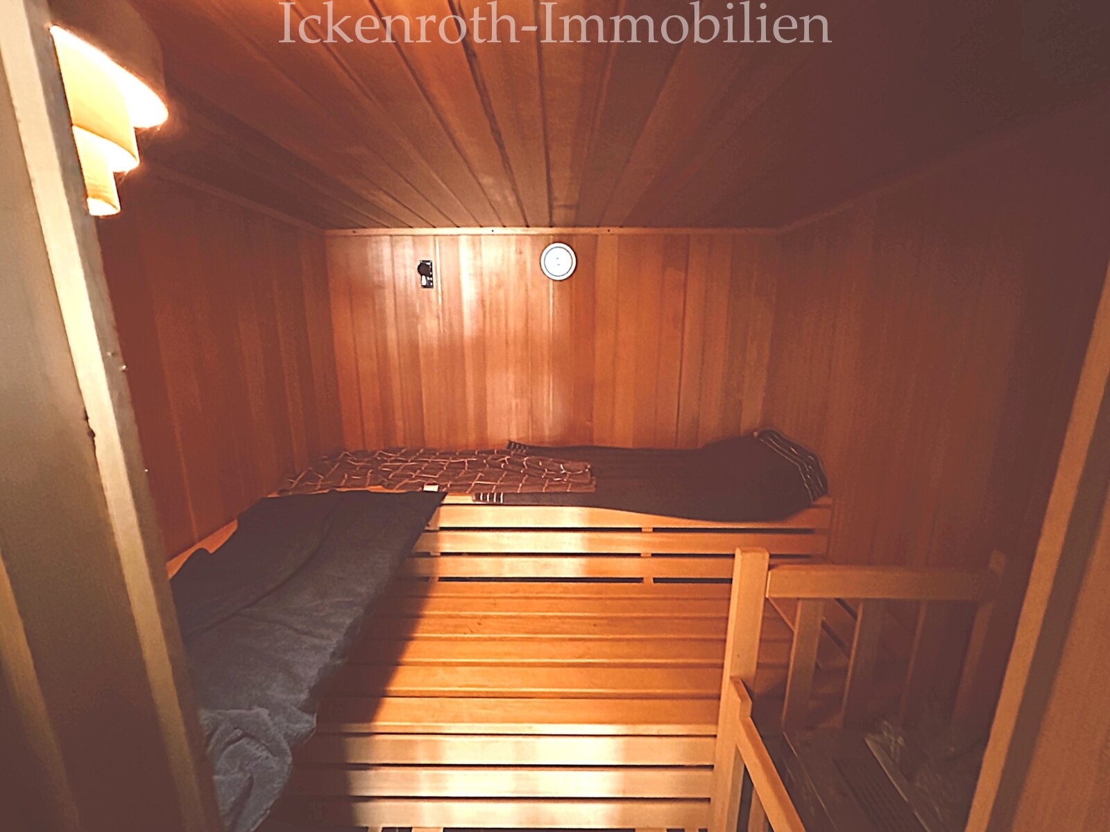 **Freistehender Bungalow mit Pool, Sauna, Doppelgarage, uvm. - traumhaftes Grundstück!**