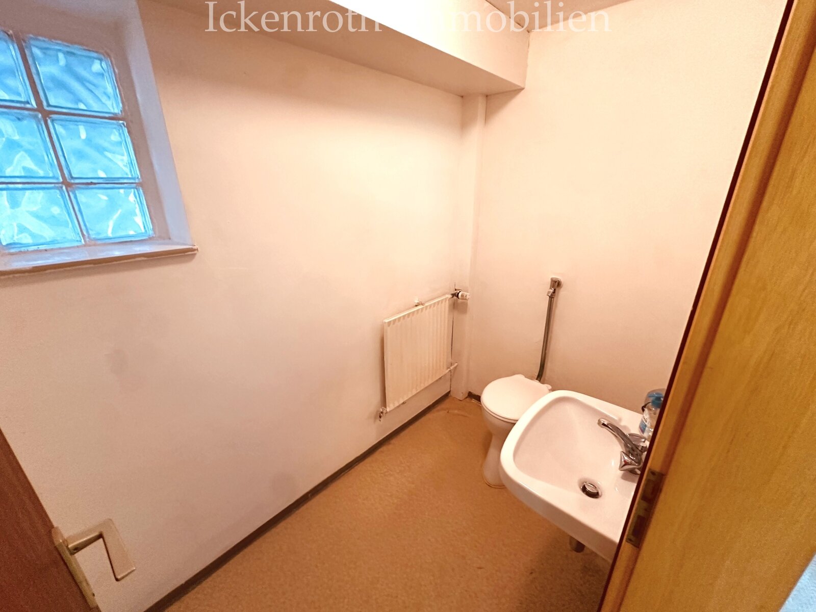 **Freistehender Bungalow mit Pool, Sauna, Doppelgarage, uvm. - traumhaftes Grundstück!**