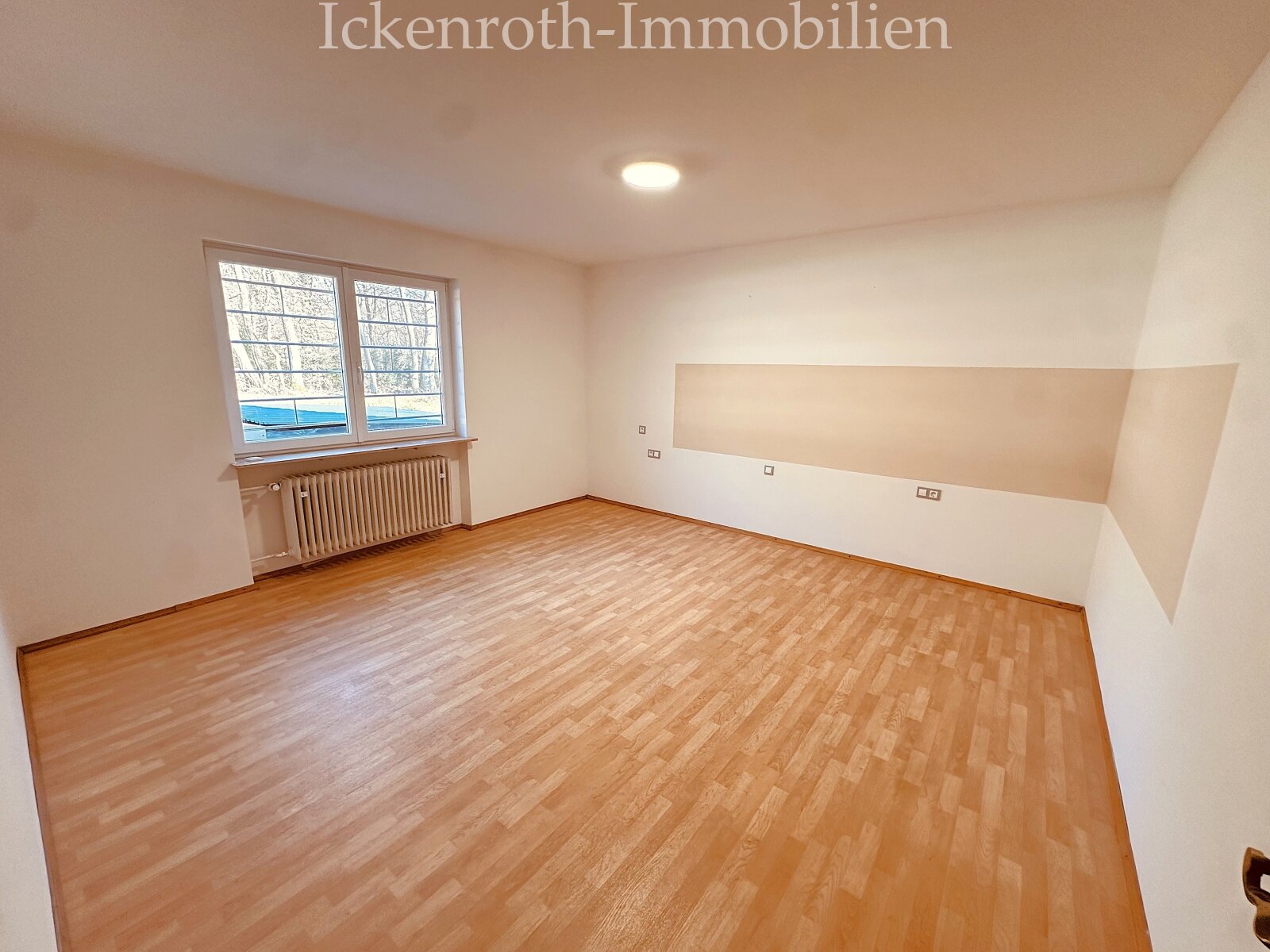 **Freistehender Bungalow mit Pool, Sauna, Doppelgarage, uvm. - traumhaftes Grundstück!**