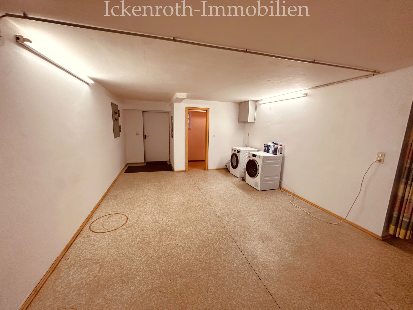 **Freistehender Bungalow mit Pool, Sauna, Doppelgarage, uvm. - traumhaftes Grundstück!**