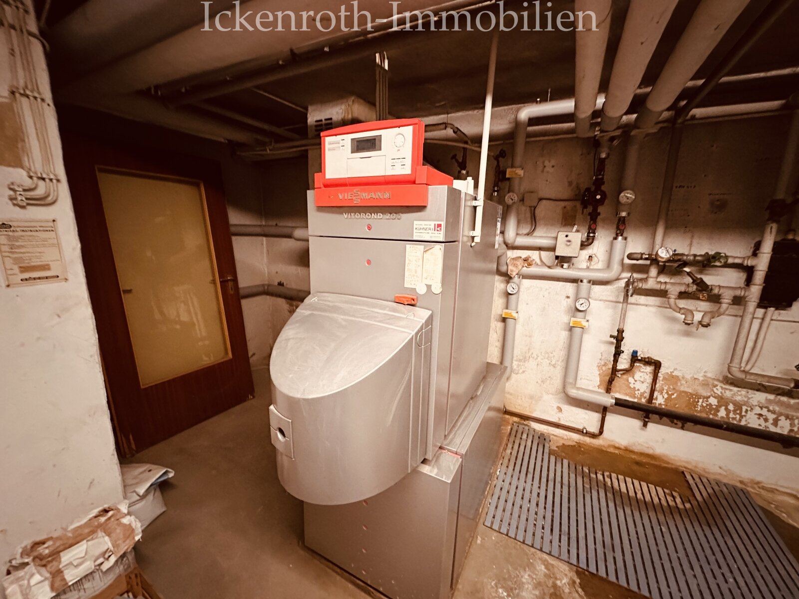 **Freistehender Bungalow mit Pool, Sauna, Doppelgarage, uvm. - traumhaftes Grundstück!**