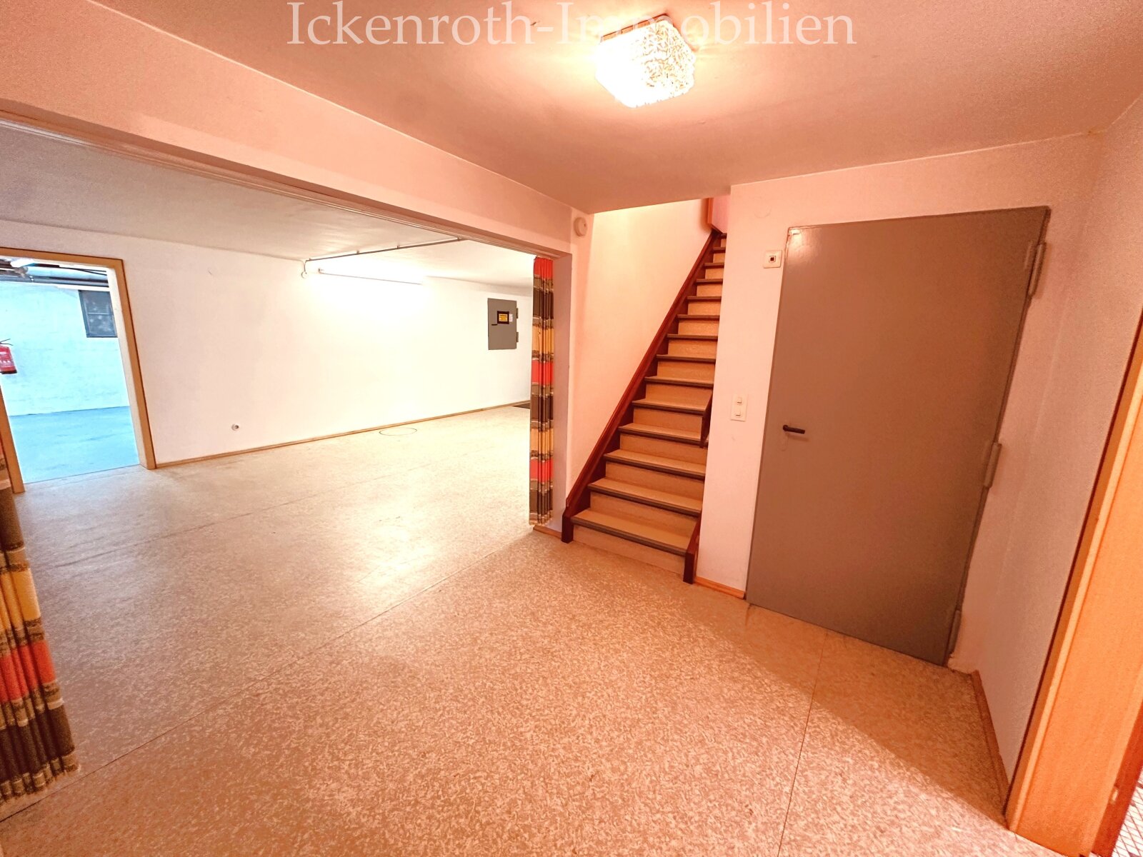 **Freistehender Bungalow mit Pool, Sauna, Doppelgarage, uvm. - traumhaftes Grundstück!**