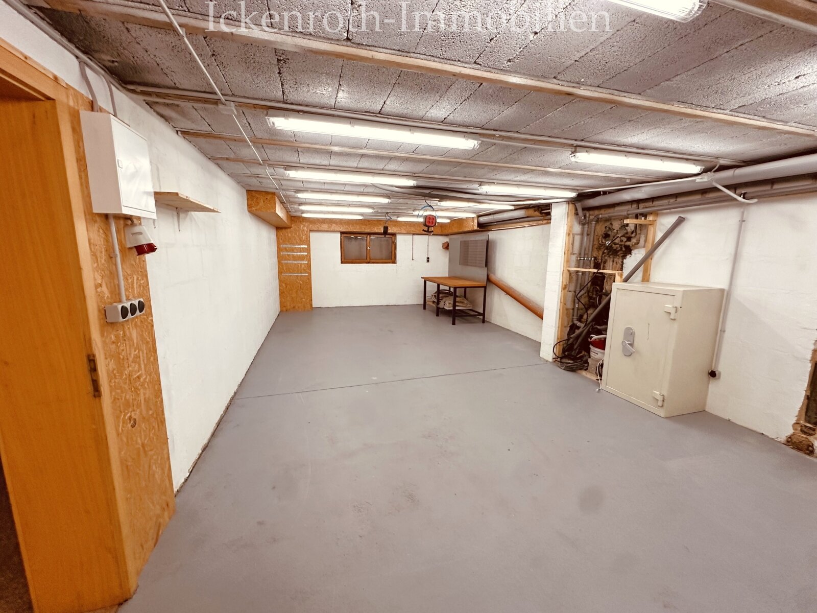 **Freistehender Bungalow mit Pool, Sauna, Doppelgarage, uvm. - traumhaftes Grundstück!**