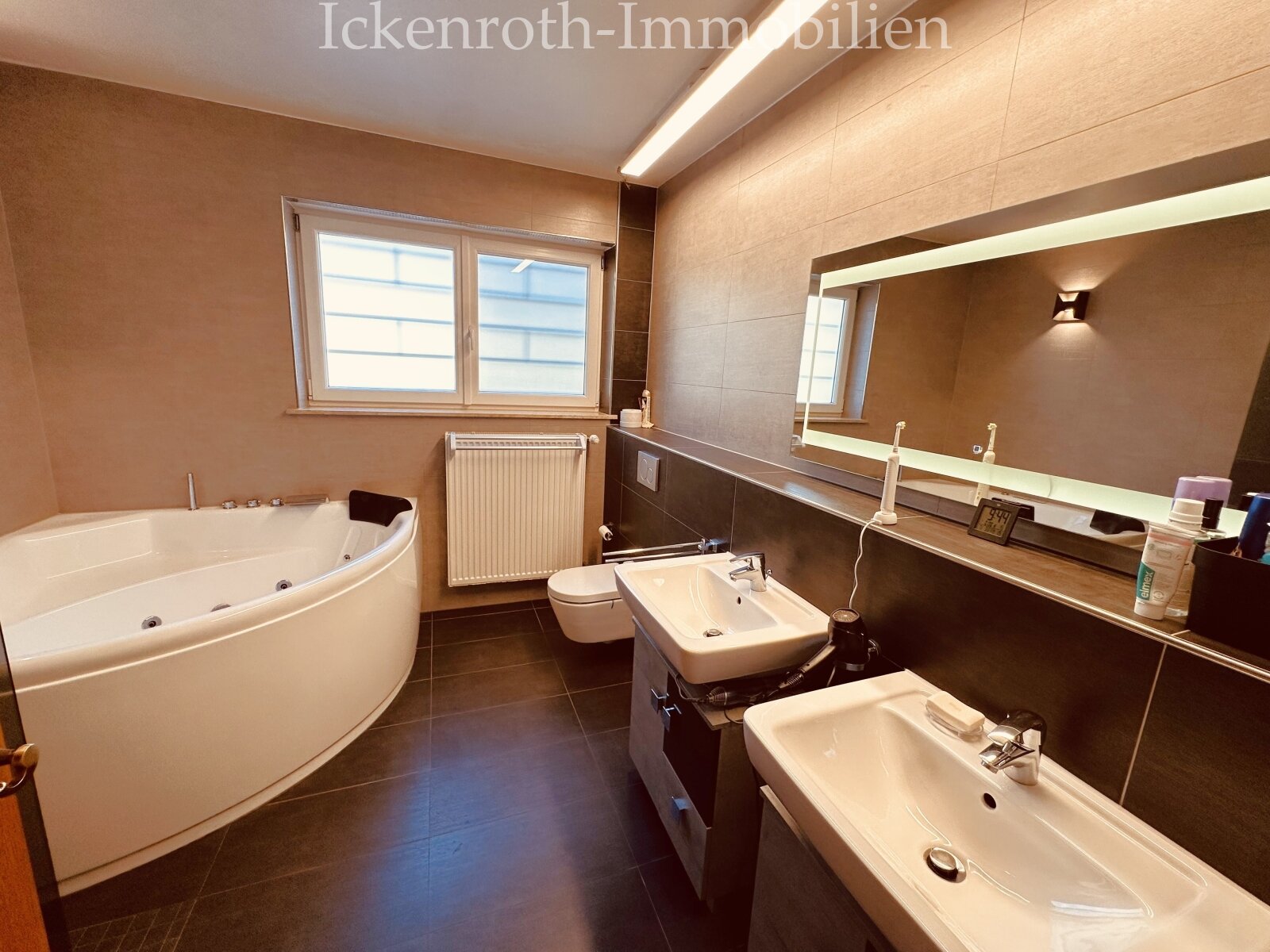 **Freistehender Bungalow mit Pool, Sauna, Doppelgarage, uvm. - traumhaftes Grundstück!**