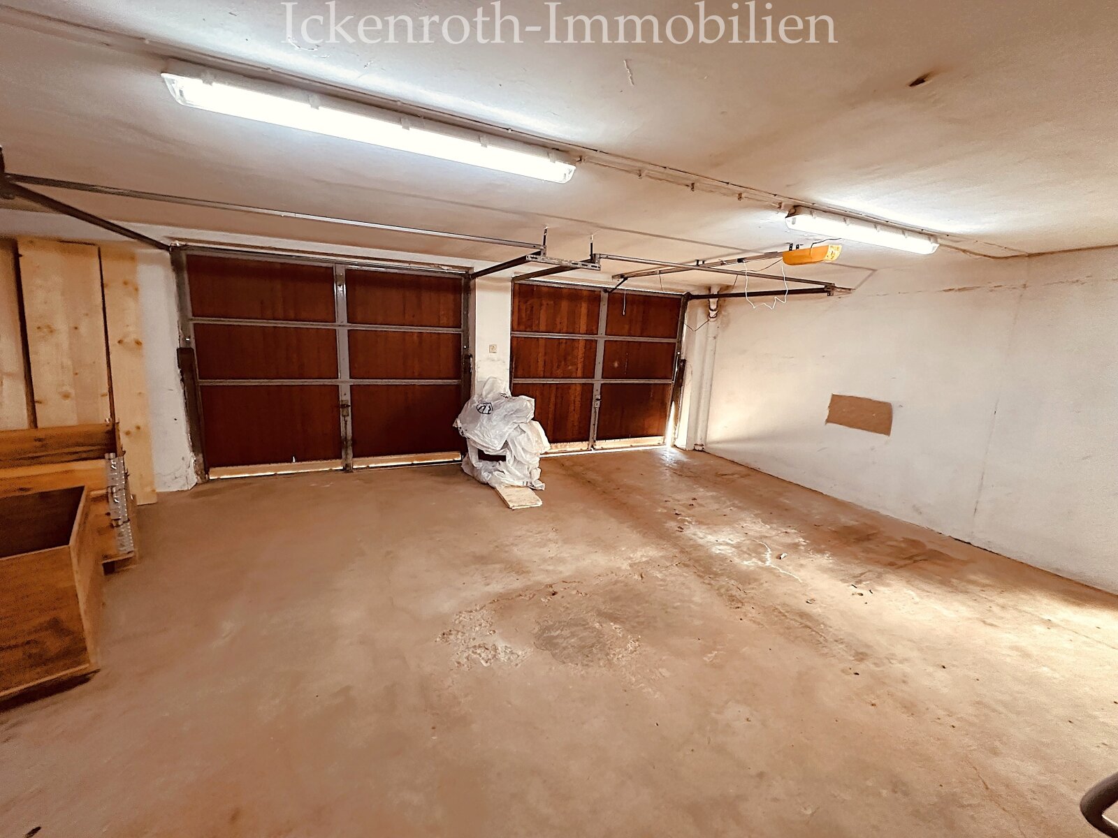 **Freistehender Bungalow mit Pool, Sauna, Doppelgarage, uvm. - traumhaftes Grundstück!**