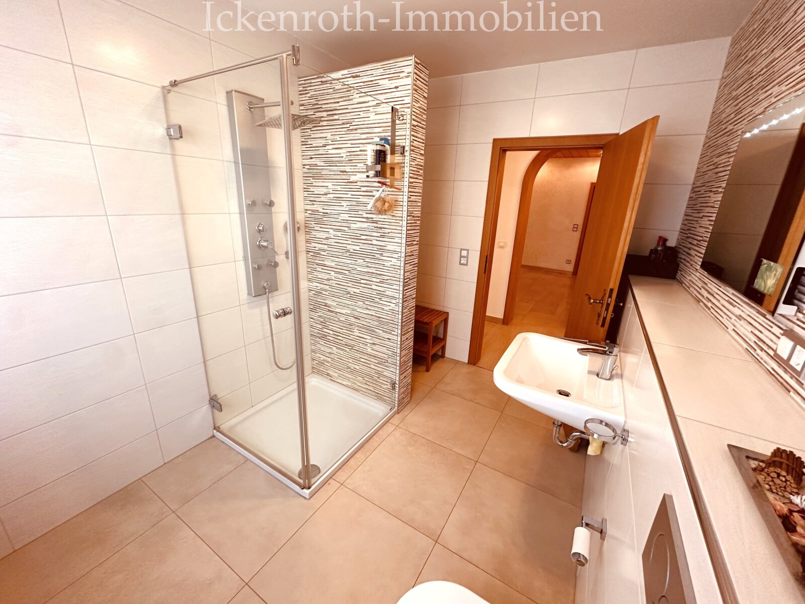 **Freistehender Bungalow mit Pool, Sauna, Doppelgarage, uvm. - traumhaftes Grundstück!**