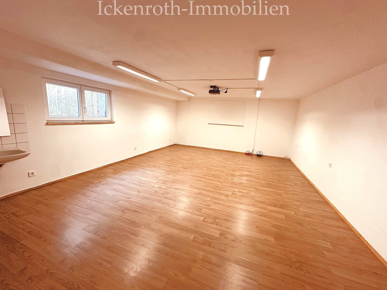 **Freistehender Bungalow mit Pool, Sauna, Doppelgarage, uvm. - traumhaftes Grundstück!**