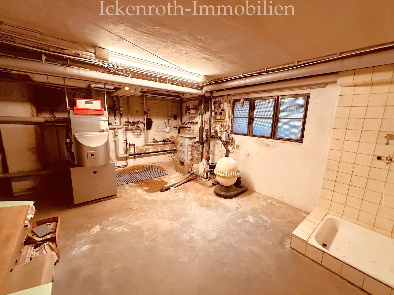 **Freistehender Bungalow mit Pool, Sauna, Doppelgarage, uvm. - traumhaftes Grundstück!**