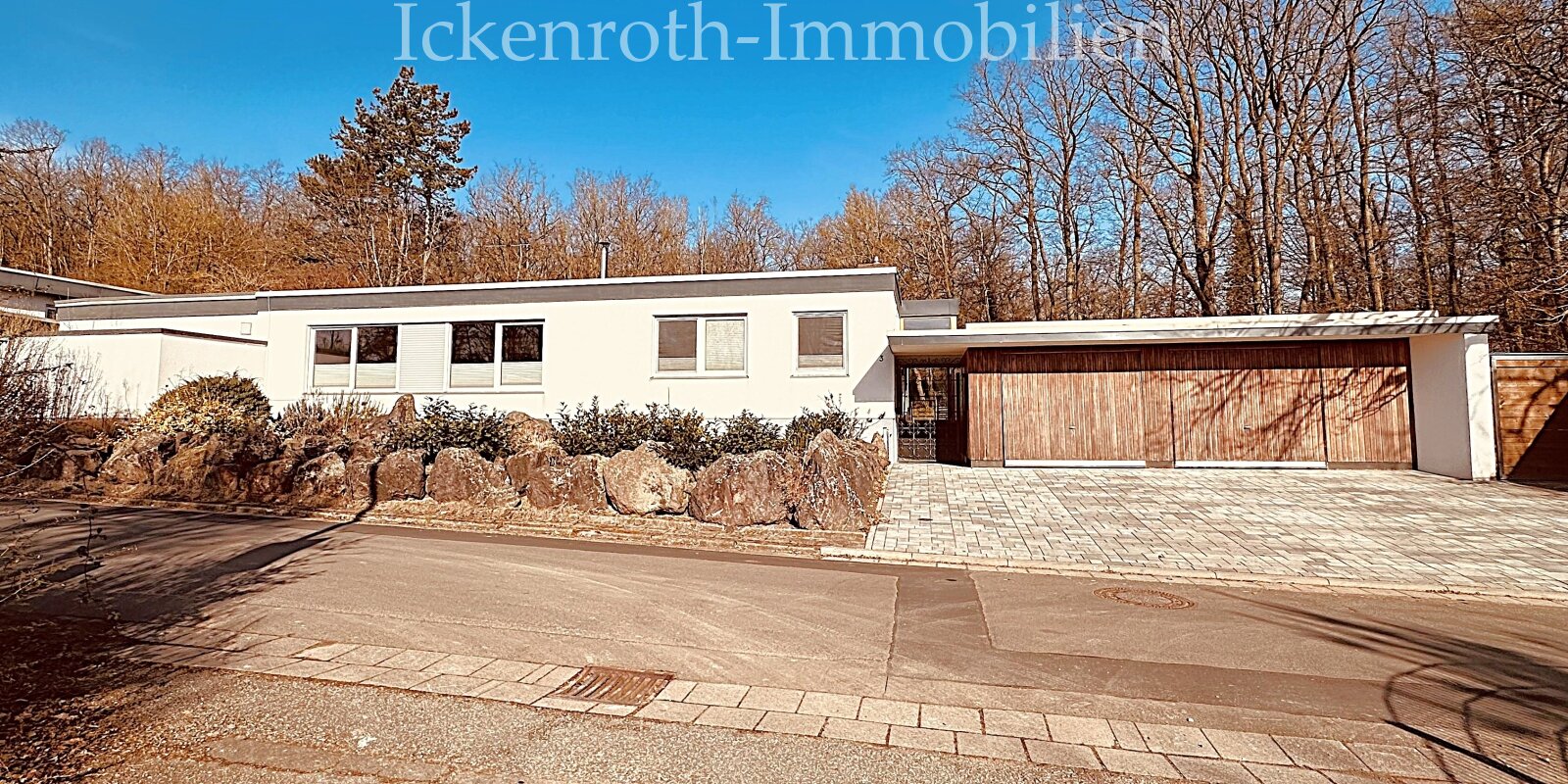 **Freistehender Bungalow mit Pool, Sauna, Doppelgarage, uvm. - traumhaftes Grundstück!**