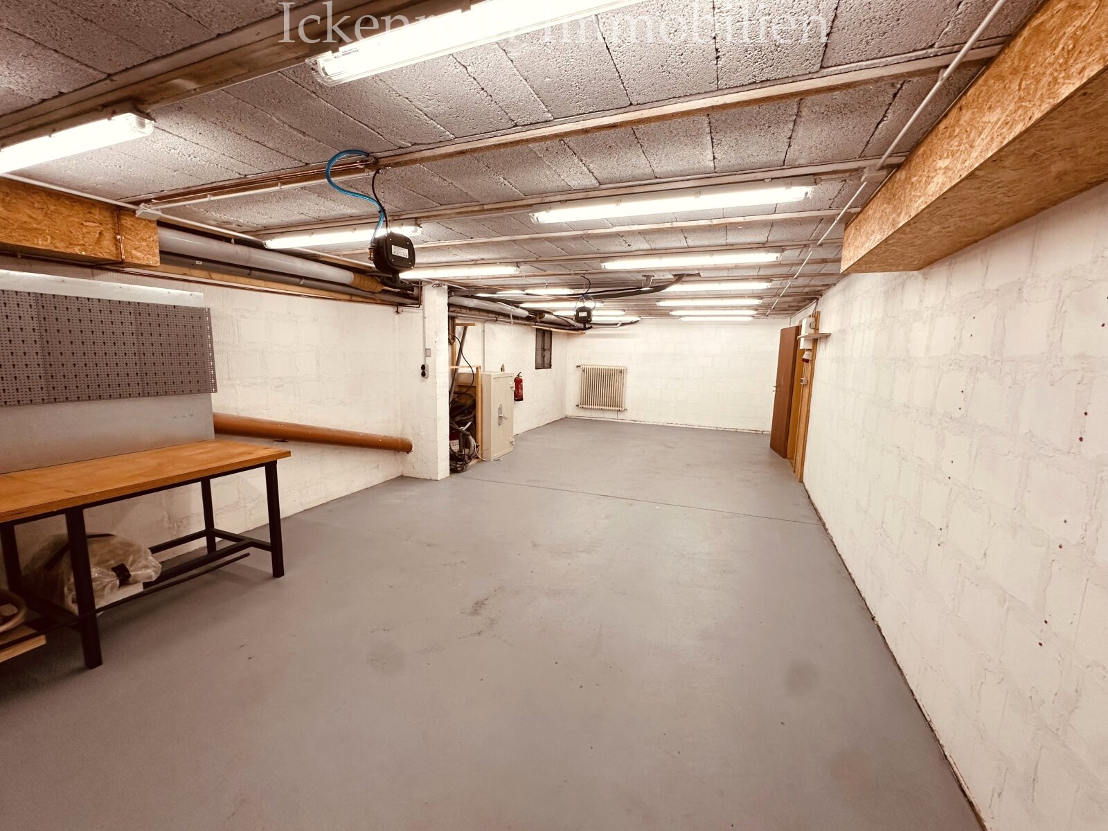 **Freistehender Bungalow mit Pool, Sauna, Doppelgarage, uvm. - traumhaftes Grundstück!**