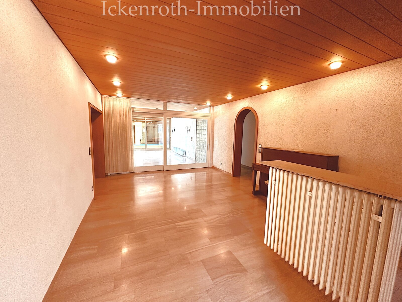 **Freistehender Bungalow mit Pool, Sauna, Doppelgarage, uvm. - traumhaftes Grundstück!**