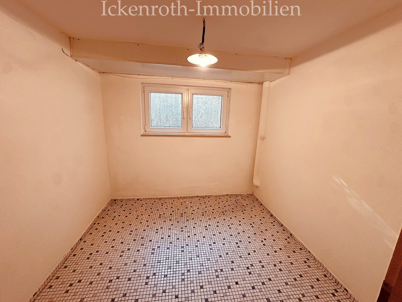 **Freistehender Bungalow mit Pool, Sauna, Doppelgarage, uvm. - traumhaftes Grundstück!**