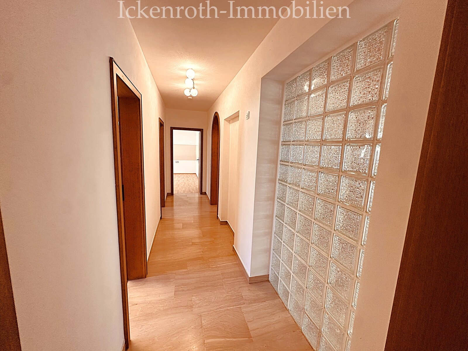 **Freistehender Bungalow mit Pool, Sauna, Doppelgarage, uvm. - traumhaftes Grundstück!**