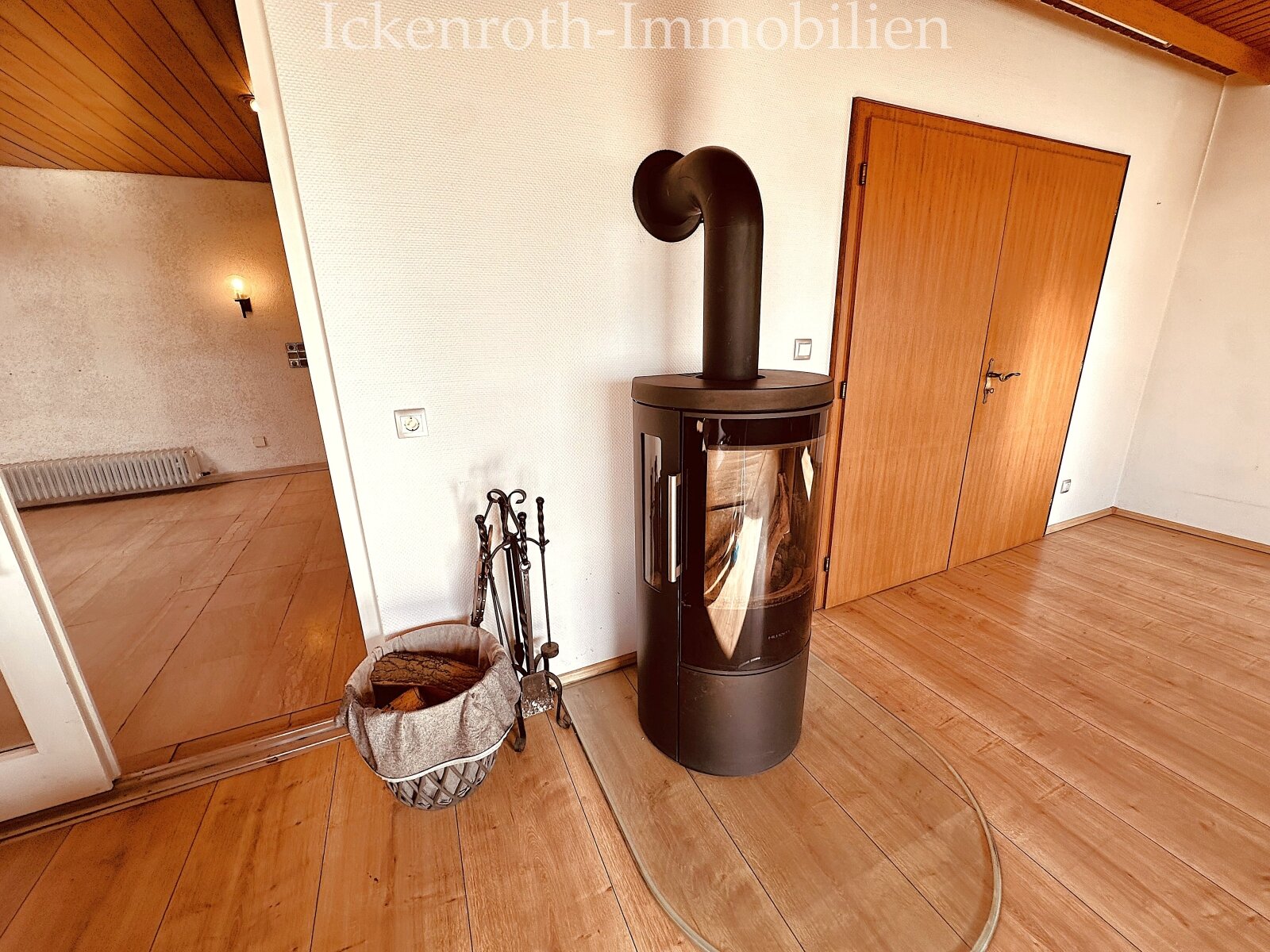 **Freistehender Bungalow mit Pool, Sauna, Doppelgarage, uvm. - traumhaftes Grundstück!**