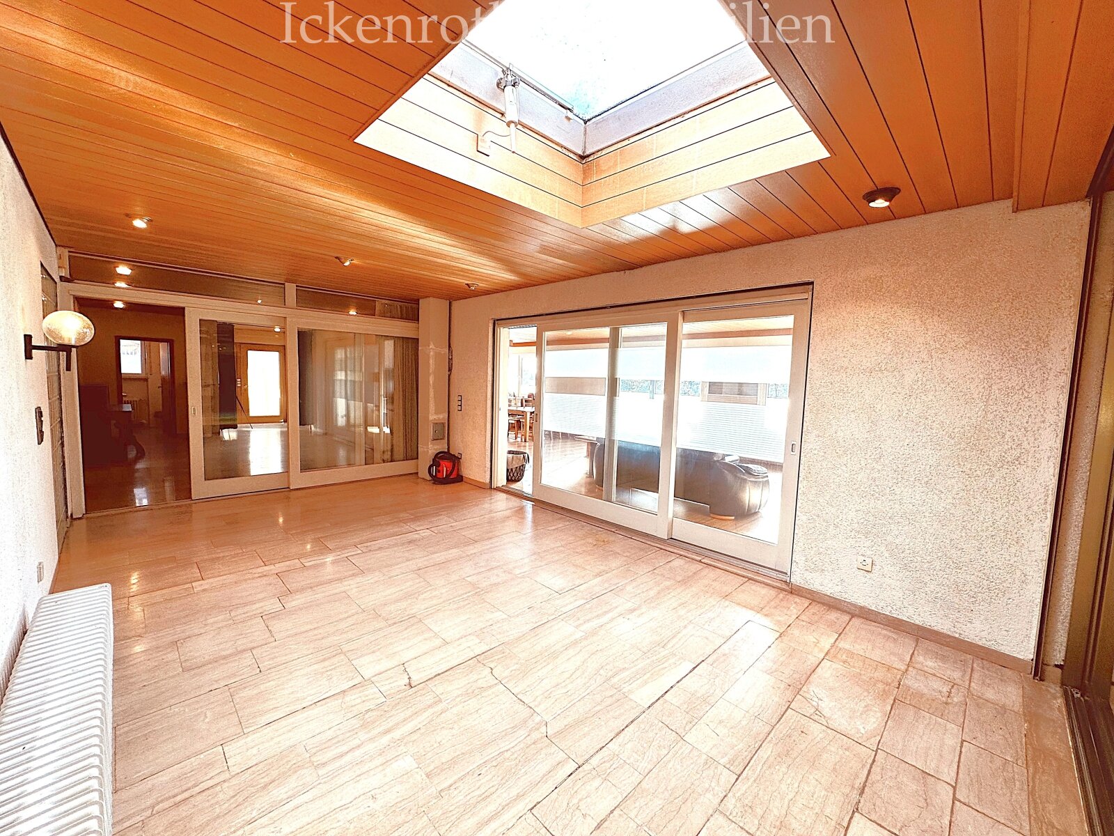 **Freistehender Bungalow mit Pool, Sauna, Doppelgarage, uvm. - traumhaftes Grundstück!**