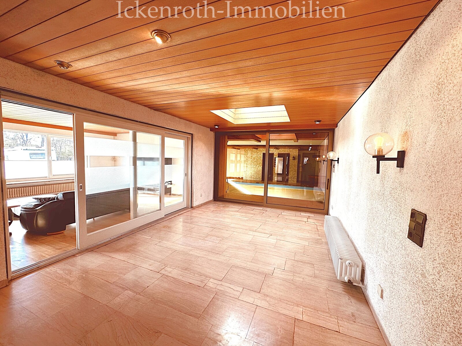 **Freistehender Bungalow mit Pool, Sauna, Doppelgarage, uvm. - traumhaftes Grundstück!**