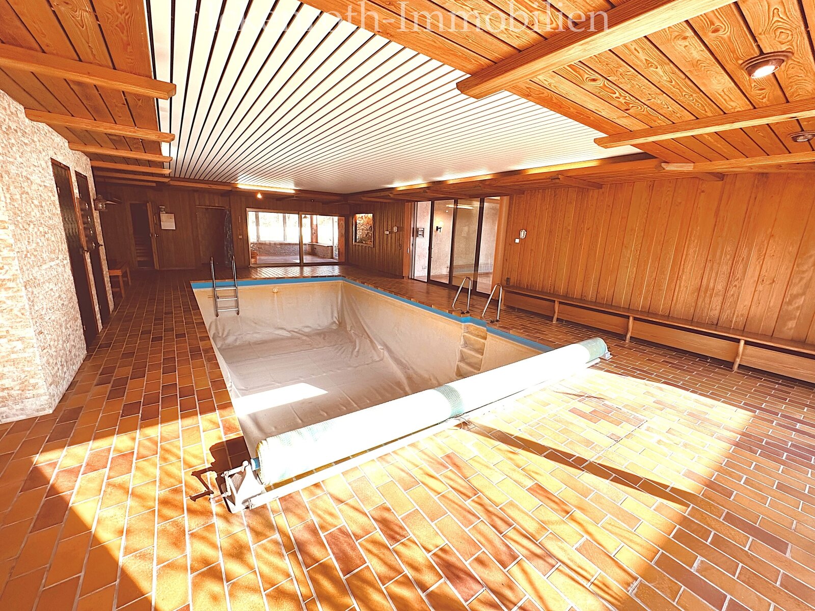 **Freistehender Bungalow mit Pool, Sauna, Doppelgarage, uvm. - traumhaftes Grundstück!**