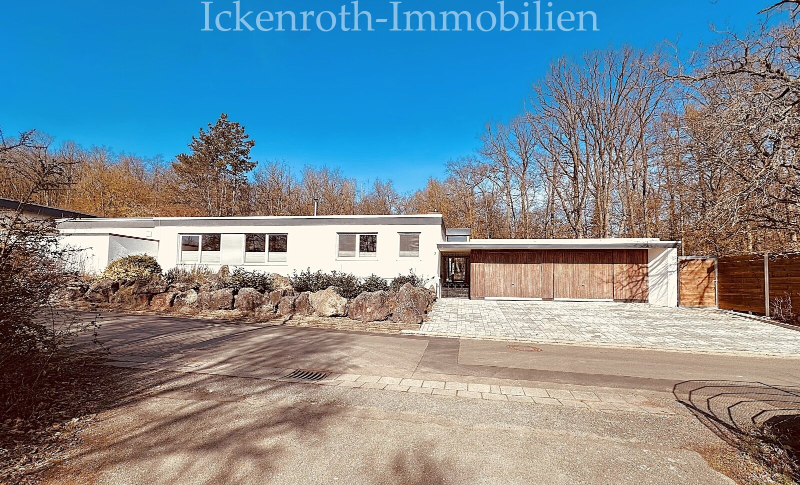 **Freistehender Bungalow mit Pool, Sauna, Doppelgarage, uvm. - traumhaftes Grundstück!**