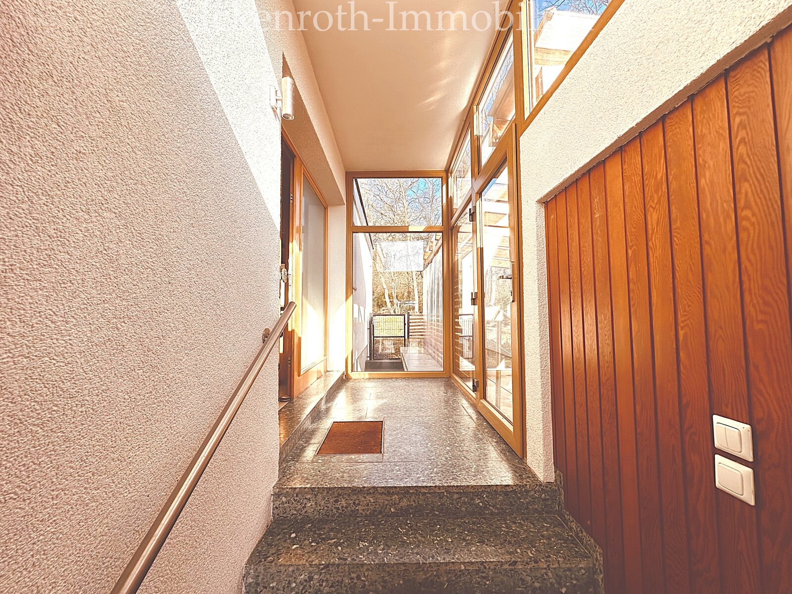 **Freistehender Bungalow mit Pool, Sauna, Doppelgarage, uvm. - traumhaftes Grundstück!**