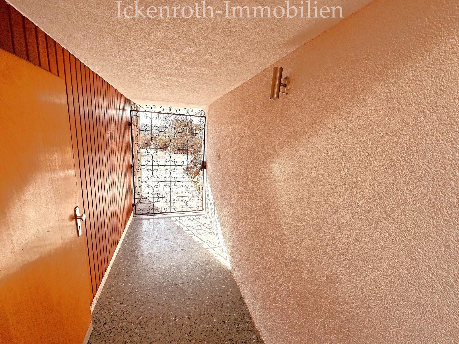 **Freistehender Bungalow mit Pool, Sauna, Doppelgarage, uvm. - traumhaftes Grundstück!**