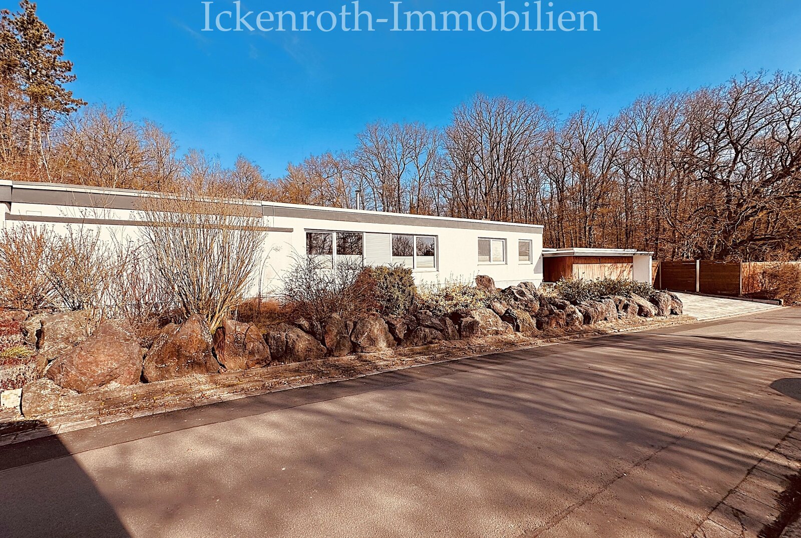 **Freistehender Bungalow mit Pool, Sauna, Doppelgarage, uvm. - traumhaftes Grundstück!**