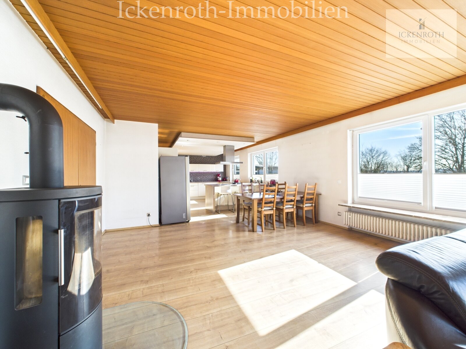 **Freistehender Bungalow mit Pool, Sauna, Doppelgarage, uvm. - traumhaftes Grundstück!**