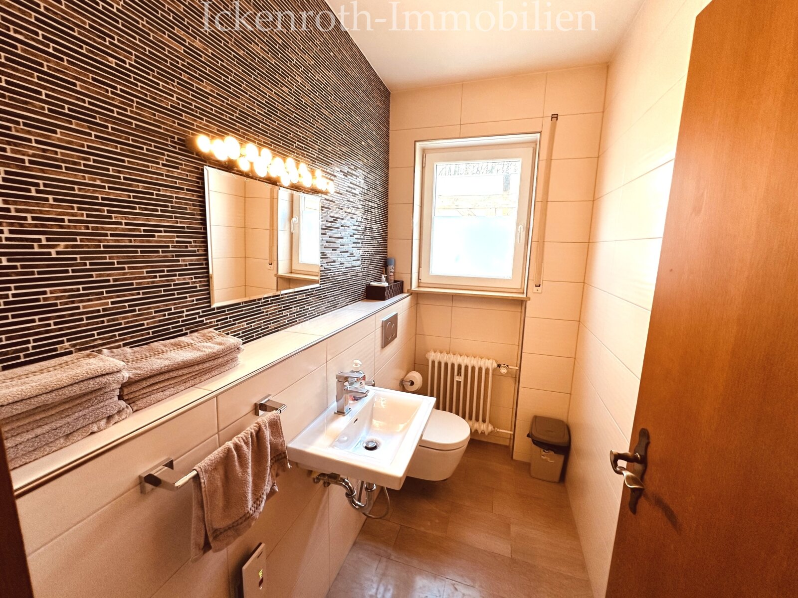 **Freistehender Bungalow mit Pool, Sauna, Doppelgarage, uvm. - traumhaftes Grundstück!**