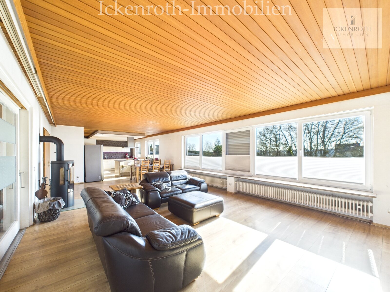 **Freistehender Bungalow mit Pool, Sauna, Doppelgarage, uvm. - traumhaftes Grundstück!**