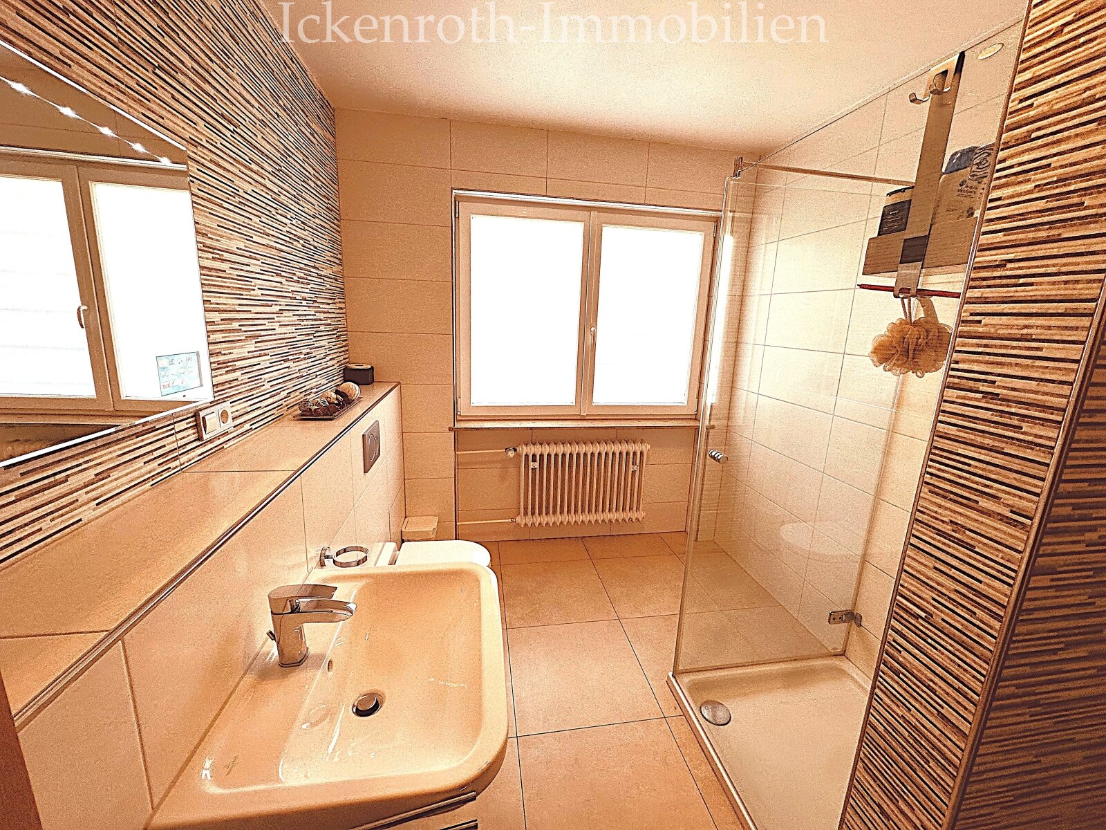 **Freistehender Bungalow mit Pool, Sauna, Doppelgarage, uvm. - traumhaftes Grundstück!**