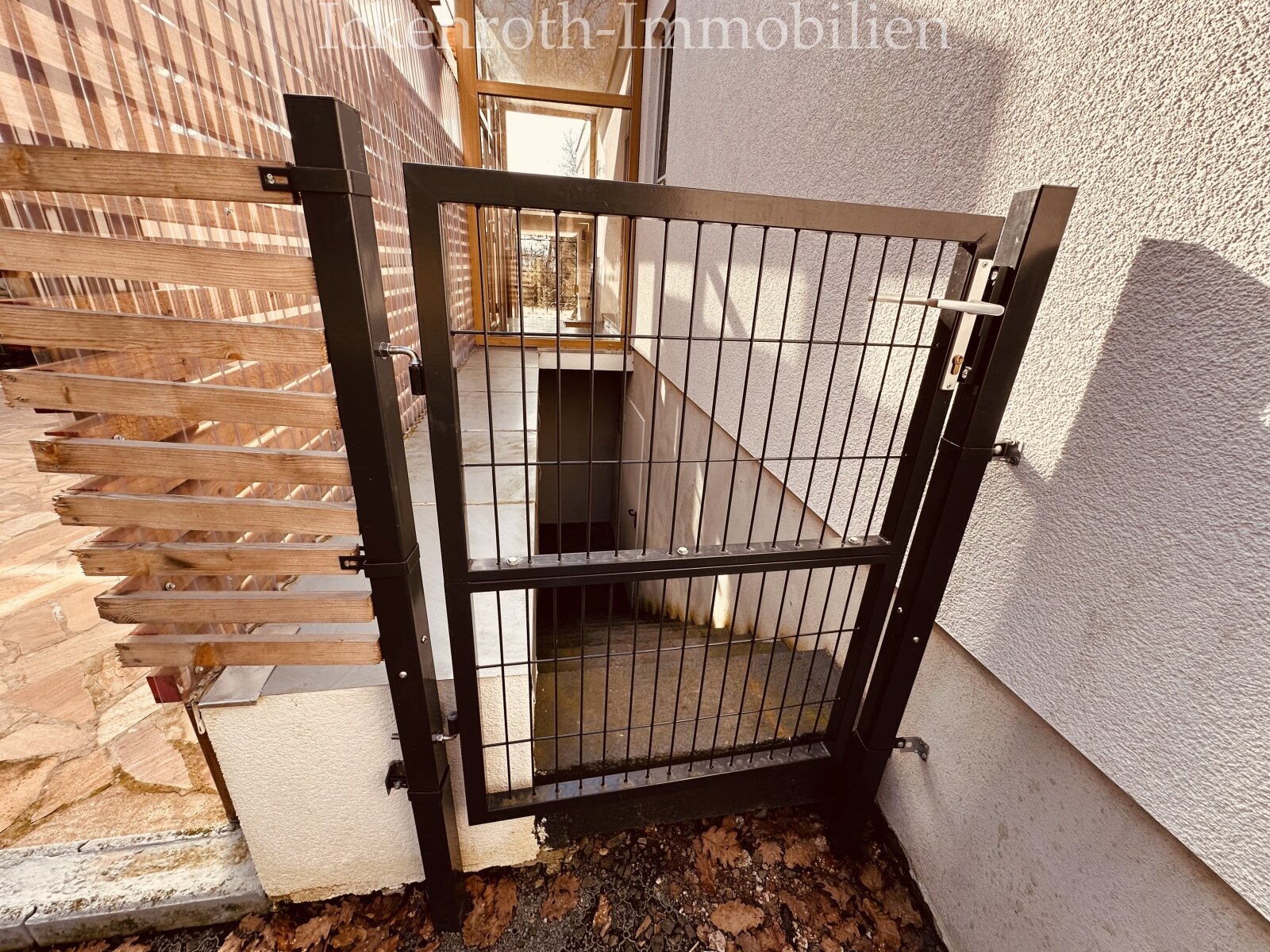 **Freistehender Bungalow mit Pool, Sauna, Doppelgarage, uvm. - traumhaftes Grundstück!**