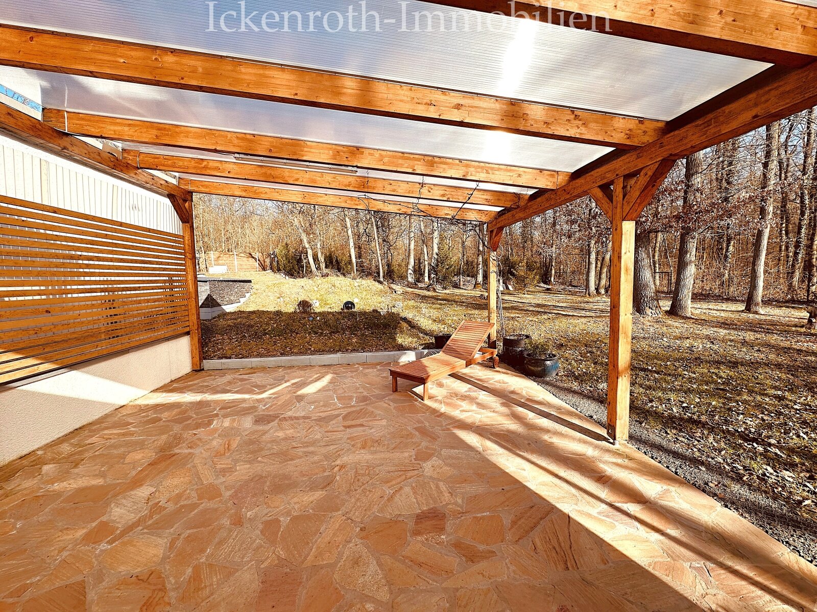 **Freistehender Bungalow mit Pool, Sauna, Doppelgarage, uvm. - traumhaftes Grundstück!**