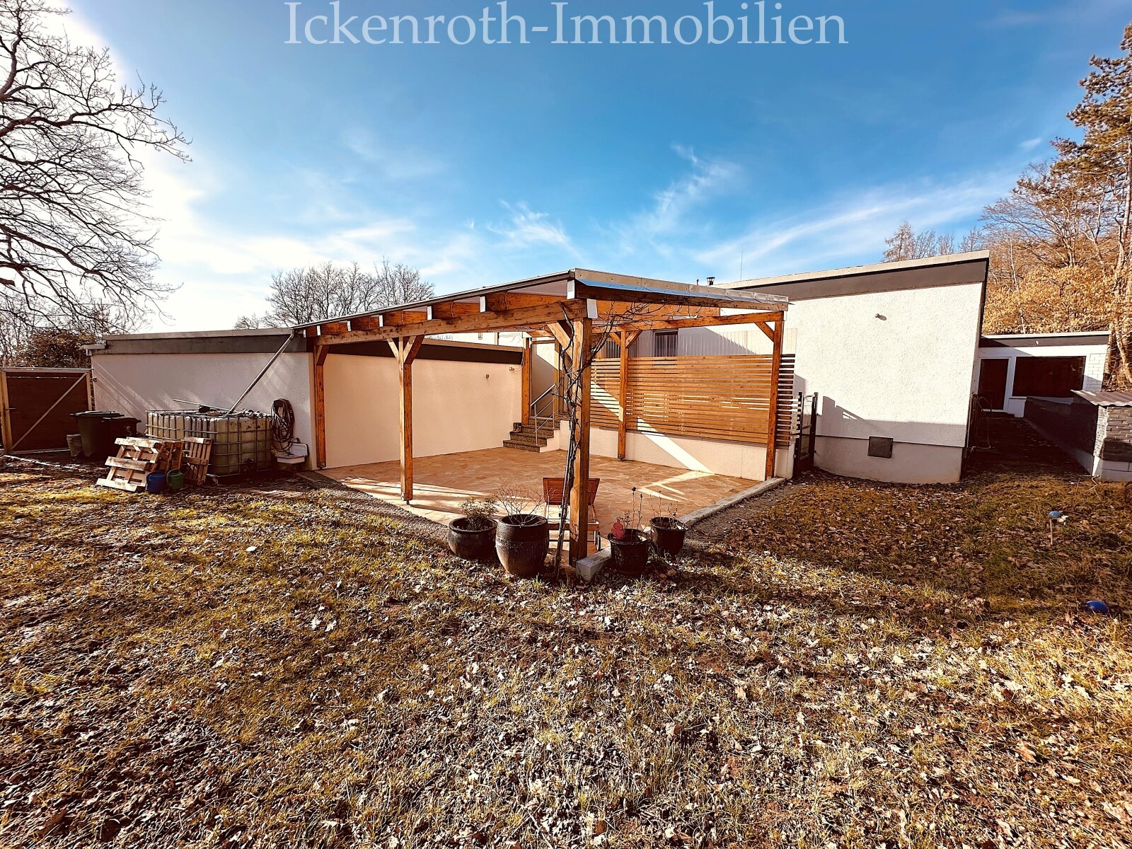 **Freistehender Bungalow mit Pool, Sauna, Doppelgarage, uvm. - traumhaftes Grundstück!**