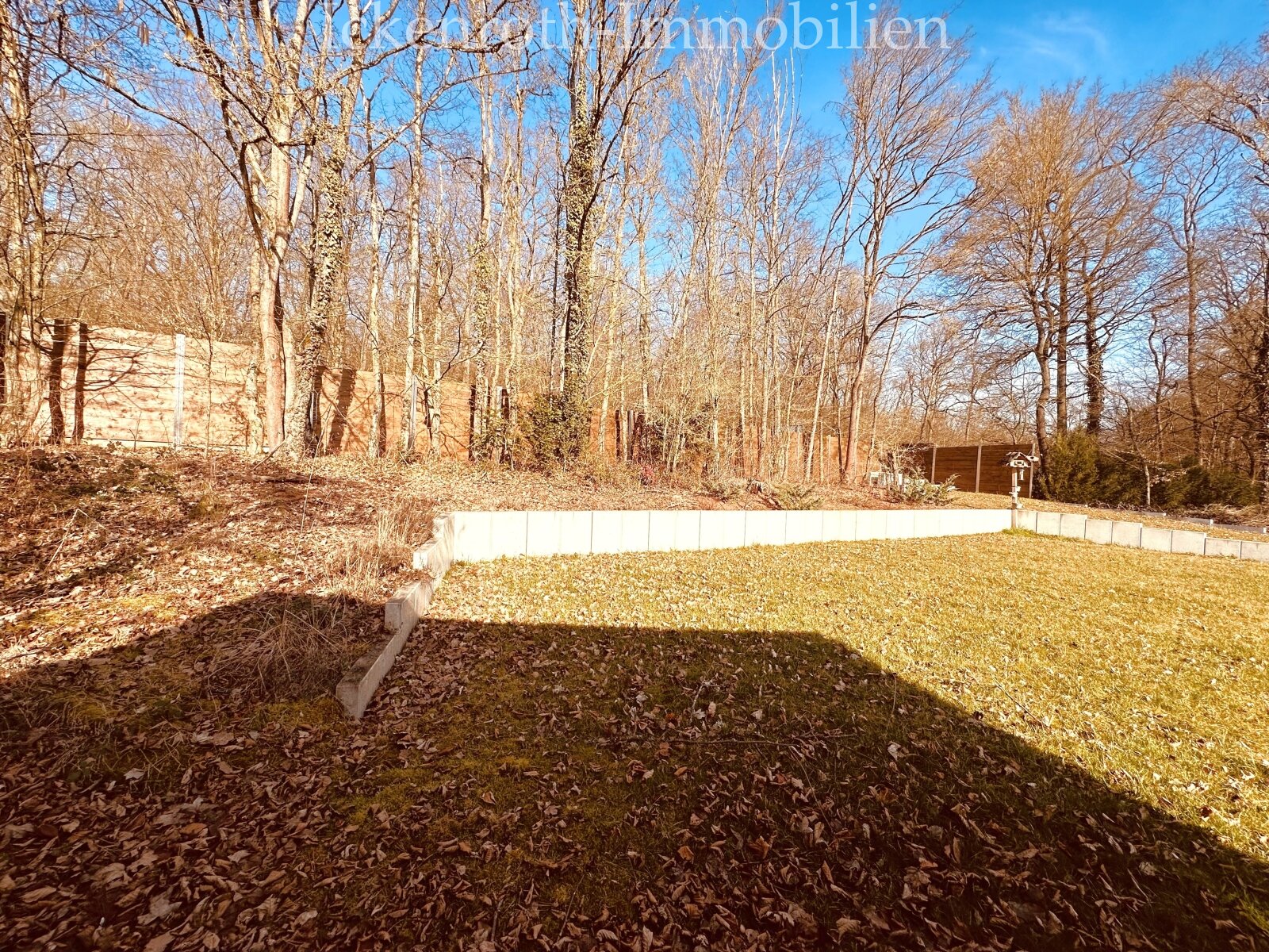 **Freistehender Bungalow mit Pool, Sauna, Doppelgarage, uvm. - traumhaftes Grundstück!**