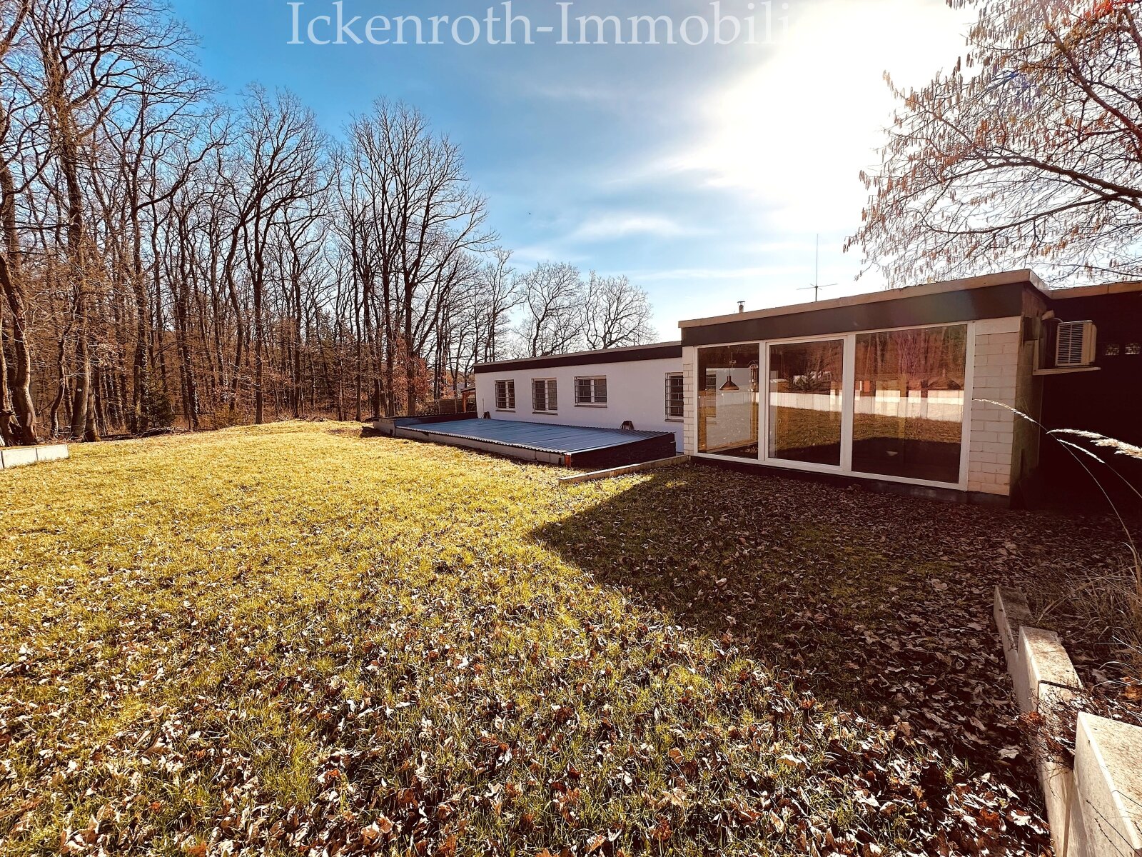 **Freistehender Bungalow mit Pool, Sauna, Doppelgarage, uvm. - traumhaftes Grundstück!**