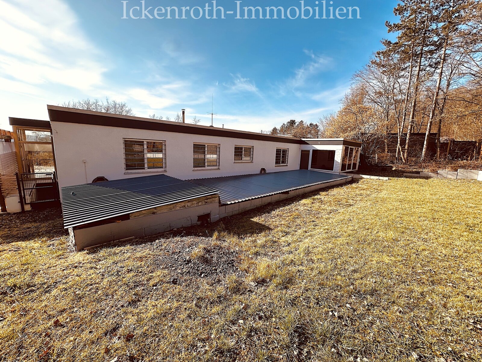 **Freistehender Bungalow mit Pool, Sauna, Doppelgarage, uvm. - traumhaftes Grundstück!**