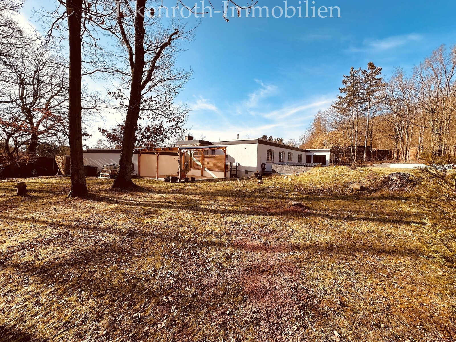 **Freistehender Bungalow mit Pool, Sauna, Doppelgarage, uvm. - traumhaftes Grundstück!**