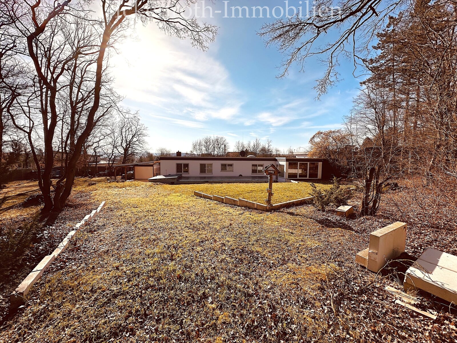 **Freistehender Bungalow mit Pool, Sauna, Doppelgarage, uvm. - traumhaftes Grundstück!**