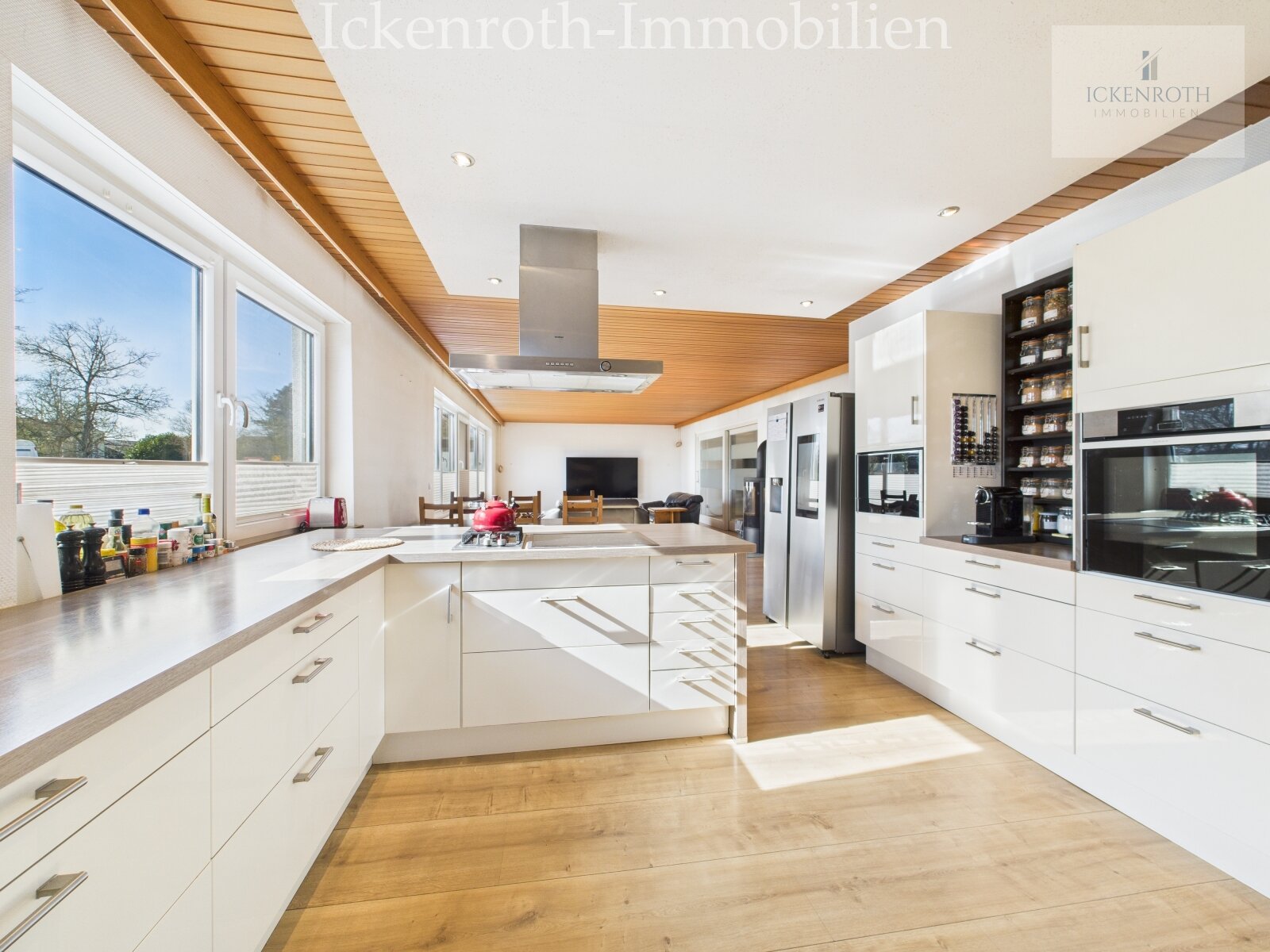 **Freistehender Bungalow mit Pool, Sauna, Doppelgarage, uvm. - traumhaftes Grundstück!**