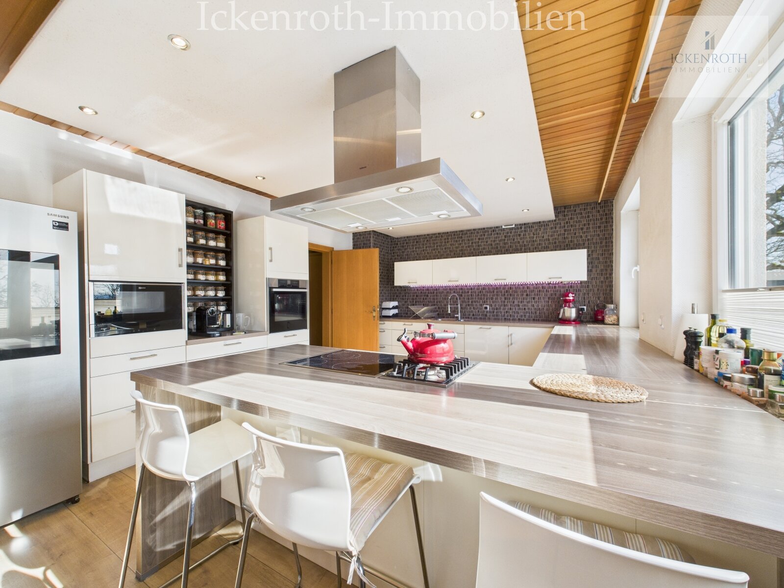 **Freistehender Bungalow mit Pool, Sauna, Doppelgarage, uvm. - traumhaftes Grundstück!**