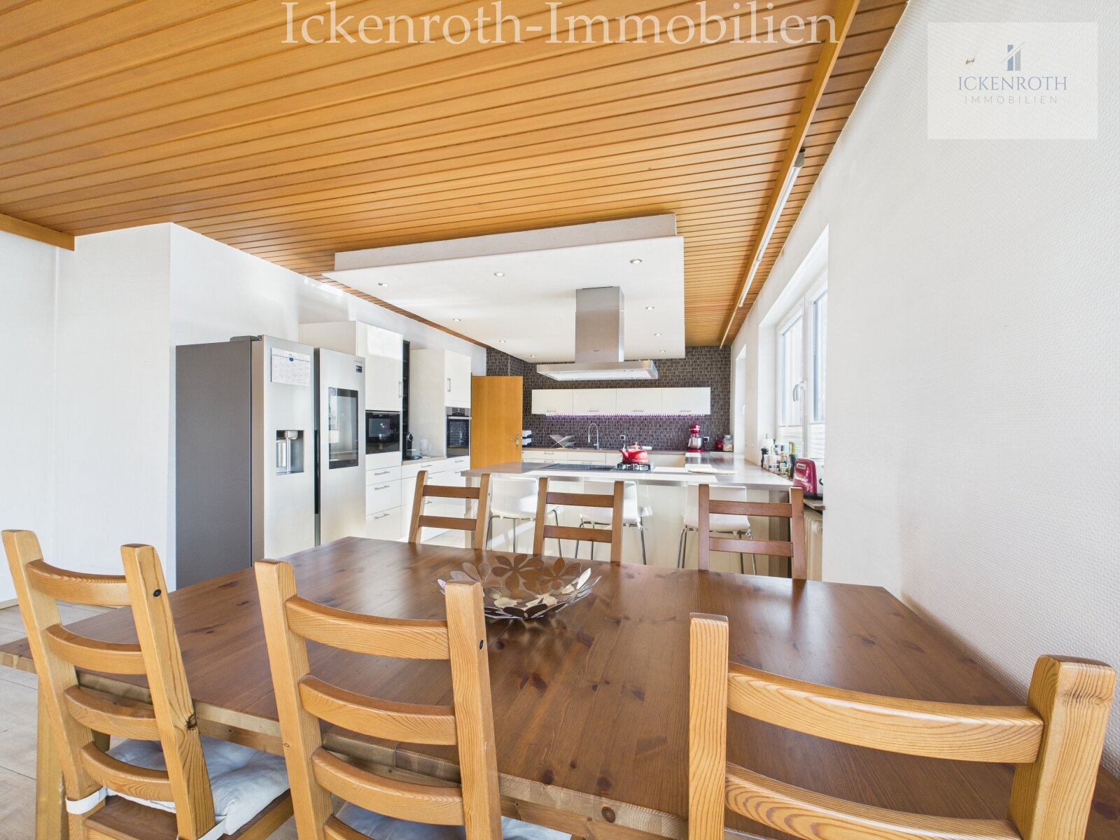 **Freistehender Bungalow mit Pool, Sauna, Doppelgarage, uvm. - traumhaftes Grundstück!**