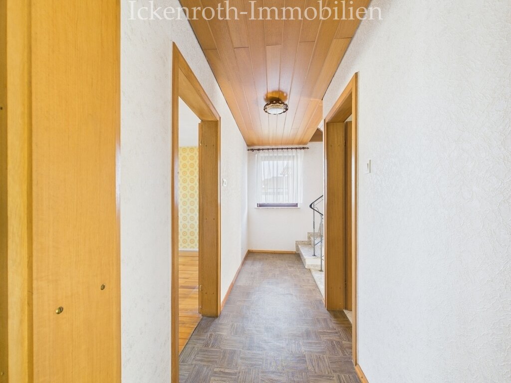 **Spannendes 1-2 Familienhaus mit idyllischem Garten, gr. Nebengebäude, Garage, uvm.**