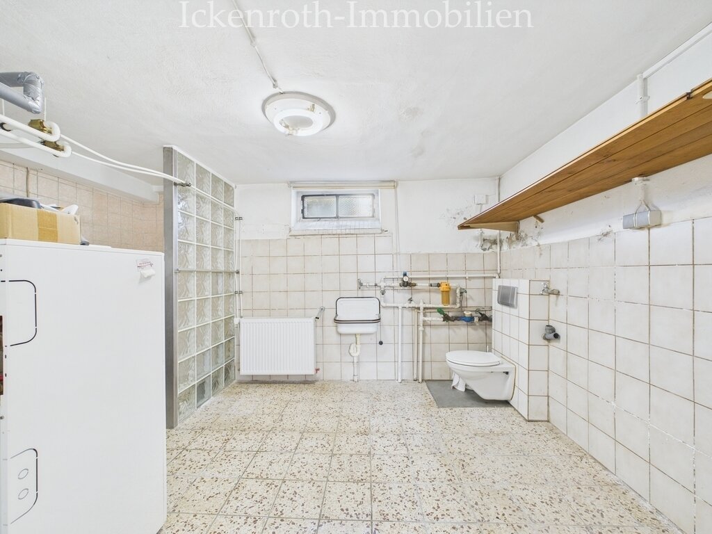 **Spannendes 1-2 Familienhaus mit idyllischem Garten, gr. Nebengebäude, Garage, uvm.**