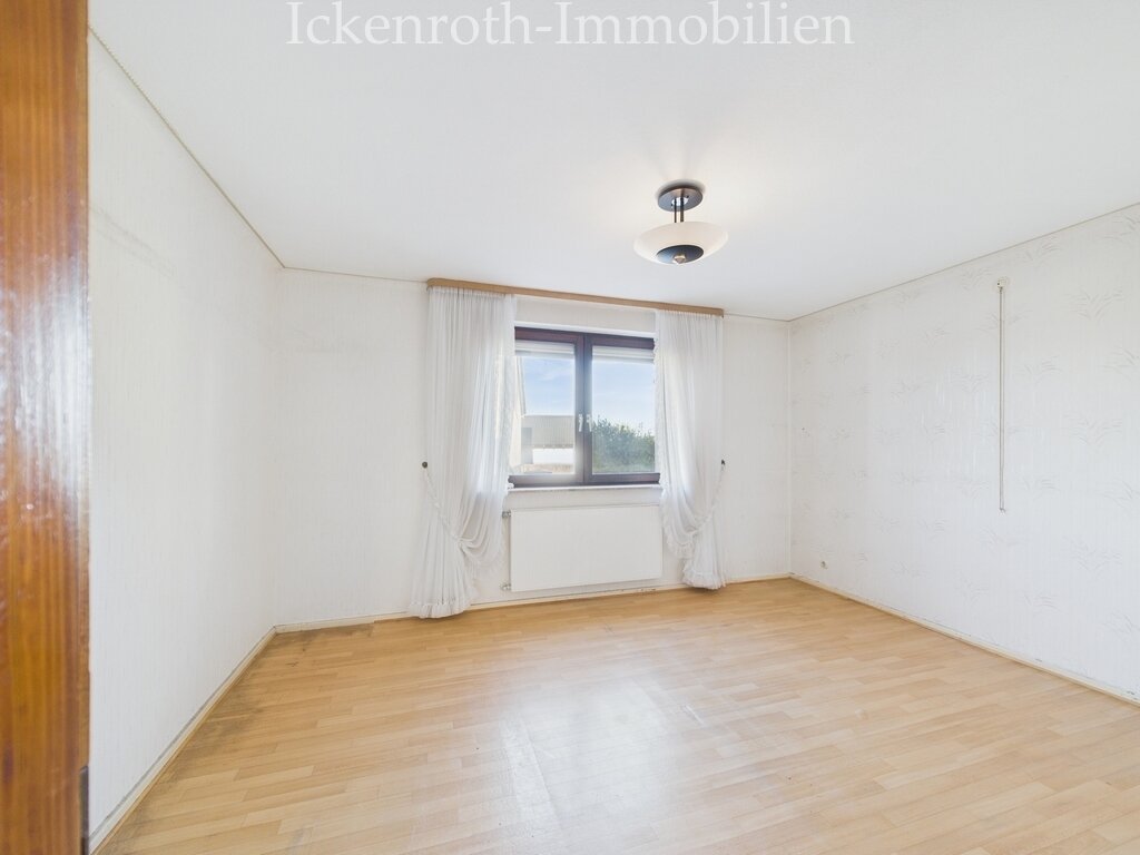 **Spannendes 1-2 Familienhaus mit idyllischem Garten, gr. Nebengebäude, Garage, uvm.**