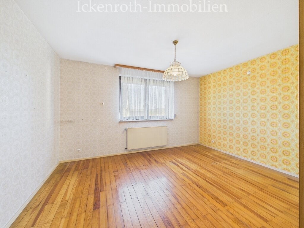 **Spannendes 1-2 Familienhaus mit idyllischem Garten, gr. Nebengebäude, Garage, uvm.**