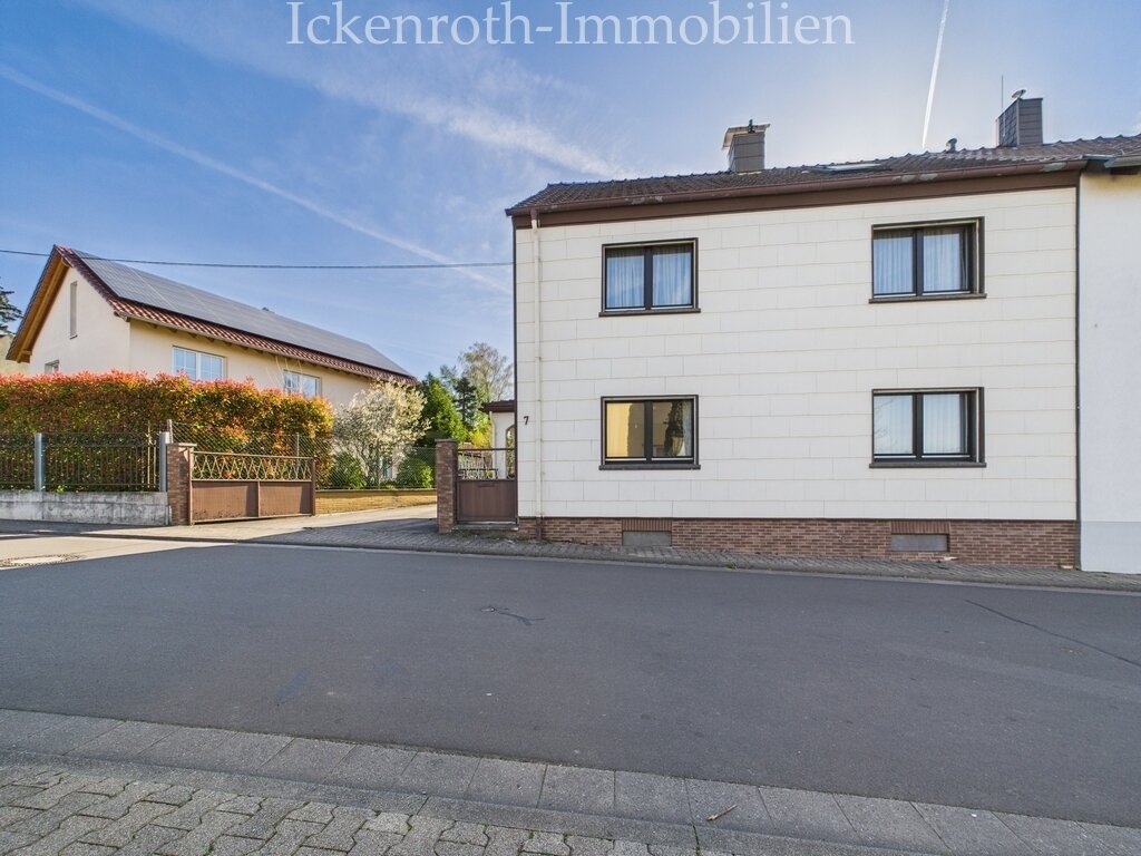 **Spannendes 1-2 Familienhaus mit idyllischem Garten, gr. Nebengebäude, Garage, uvm.**