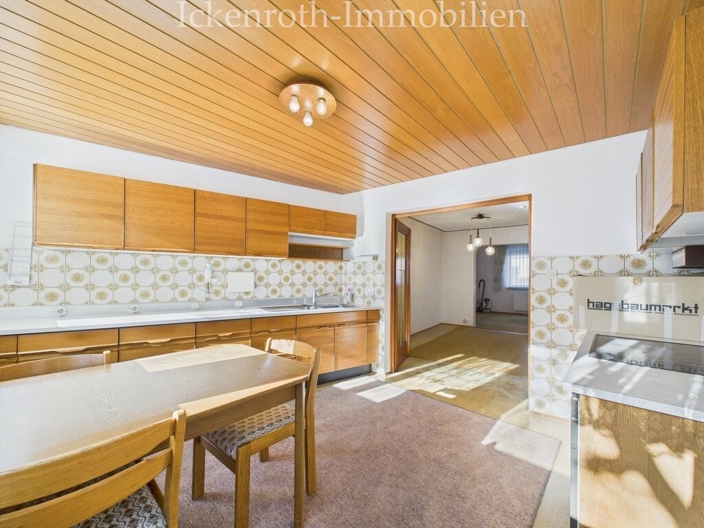 **Spannendes 1-2 Familienhaus mit idyllischem Garten, gr. Nebengebäude, Garage, uvm.**