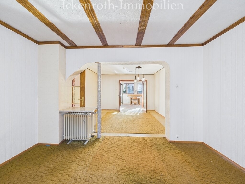 **Spannendes 1-2 Familienhaus mit idyllischem Garten, gr. Nebengebäude, Garage, uvm.**