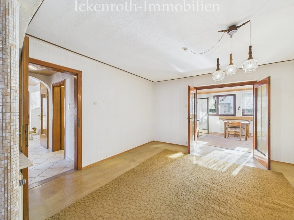 **Spannendes 1-2 Familienhaus mit idyllischem Garten, gr. Nebengebäude, Garage, uvm.**