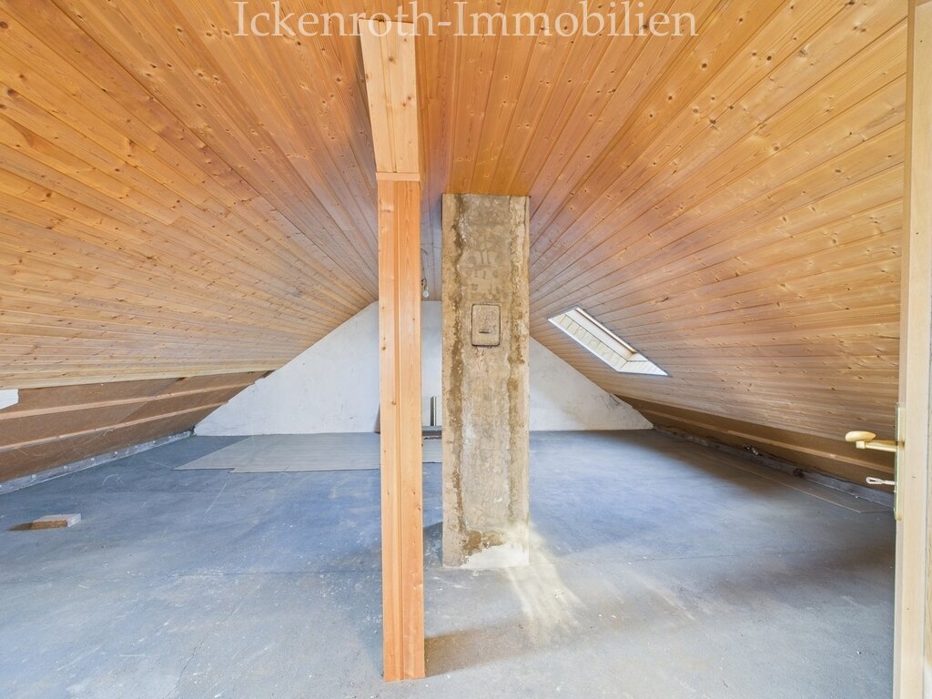 **Spannendes 1-2 Familienhaus mit idyllischem Garten, gr. Nebengebäude, Garage, uvm.**